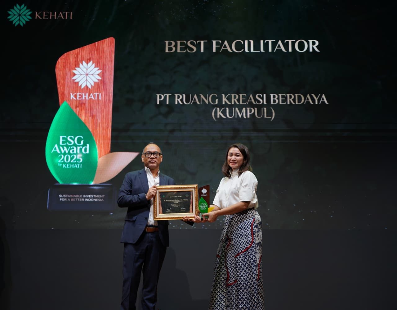 KUMPUL berhasil meraih penghargaan Best Facilitator di 2025 ESG Award.