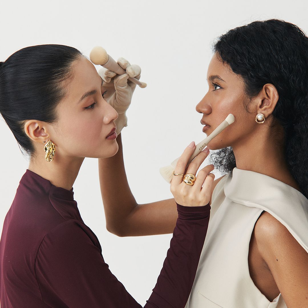 Dual sided brush jadi inovasi yang membuat rutinitas makeup lebih praktis. Ini rekomendasinya dari brand lokal, Aeris Beaute.