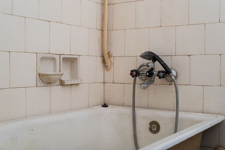 Begini cara efektif membersihkan kerak sabun di kamar mandi dan mencegahnya muncul agar area kamar mandi tetap bersih.