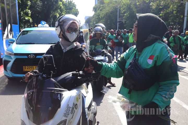 Ibu berkerudung pink viral ikut demo di Jakarta dan hadapi barisan Brimob, ketahui mengapa suara perempuan penting dalam aksi sosial.