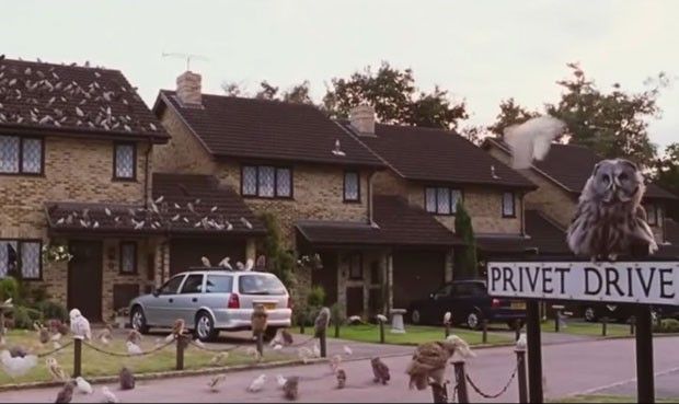 Sebuah jalan di kawasan Upminster, London timur disulap untuk syuting Harry Potter HBO, begini respons warga.