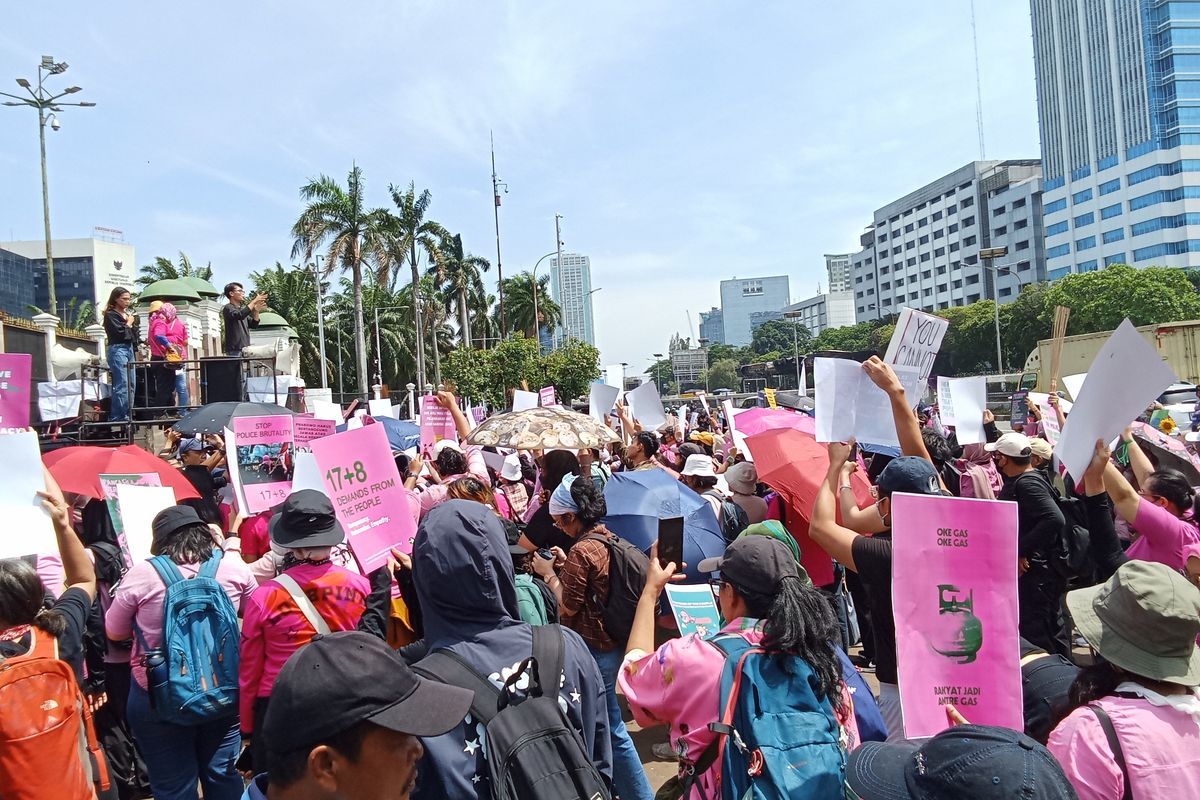Dengan penuh warna, massa perempuan menggelar aksi di depan DPR RI (3/9). Mereka mendesak wakil rakyat agar lebih peka pada kebutuhan masyarakat 