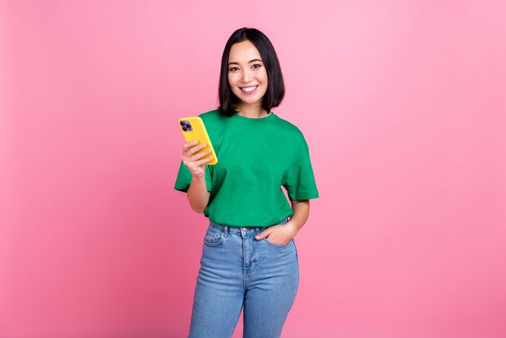 Viral di media sosial Brave Pink Hero Green, berikut tips mix and match outfit pink hijau.  Simak penjelasannya!