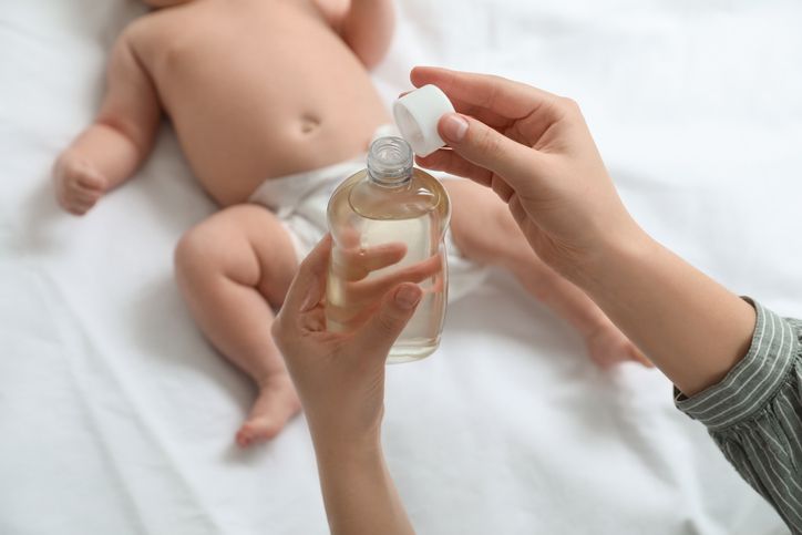 Kenali manfaat aromaterapi essential oil untuk bayi dan rekomendasi produknya. Dijamin aman untuk kulit bayi yang sensitif.
