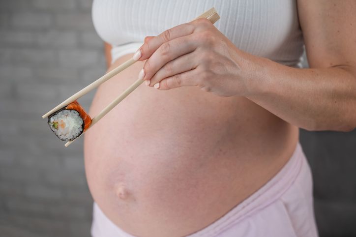 Benarkah ibu hamil dilarang mengonsumsi seafood? Simak faktanya, dan panduan mengonsumsi seafood dengan aman untuk ibu hamil.
