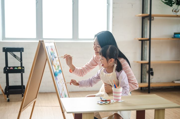 Bingung berkegiatan bersama si kecil di rumah, coba ide aktivitas seru ini sesuai dengan gaya parenting-mu.