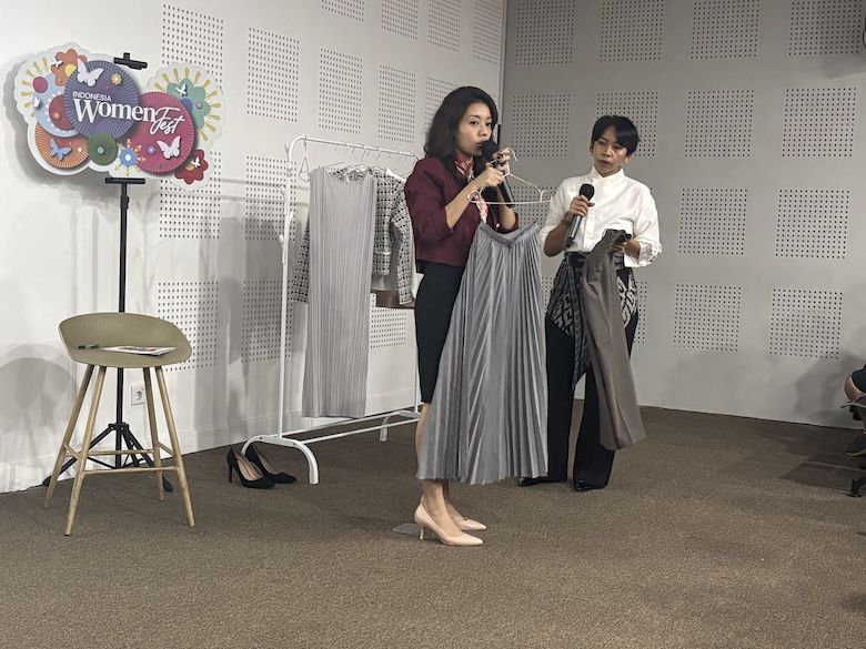 Sesi mix and match pakaian berlangsung seru selama acara