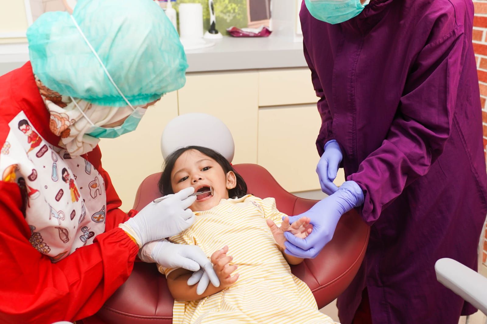 Cara membuat anak lebih siap dan ceria bertemu dokter gigi di Medikids Smile Story.