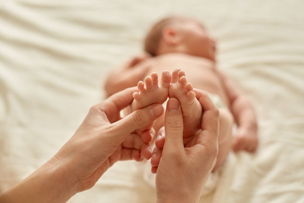 Ilustrasi pijat bayi