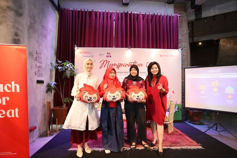 Financial Planner sekaligus Chief Partnership Distribution Officer Great Eastern Life Indonesia, Wieke Yunita (kanan) bersama para audiens 