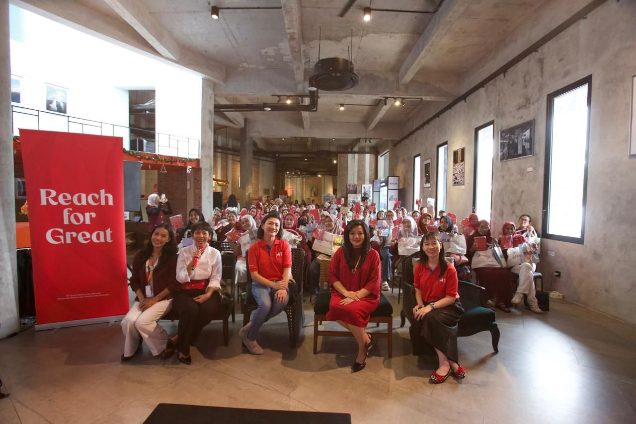 Financial Planner sekaligus Chief Partnership Distribution Officer Great Eastern Life Indonesia, Wieke Yunita bersama para audiens 