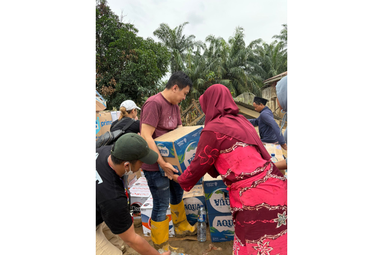 Perusahaan produk elektrik asal Cina, OXVA dan Vbay beserta Willie Salim dan Ustadz Derry, menyalurkan bantuan kemanusiaan bagi warga Sumatera yang terdampak banjir bandang 