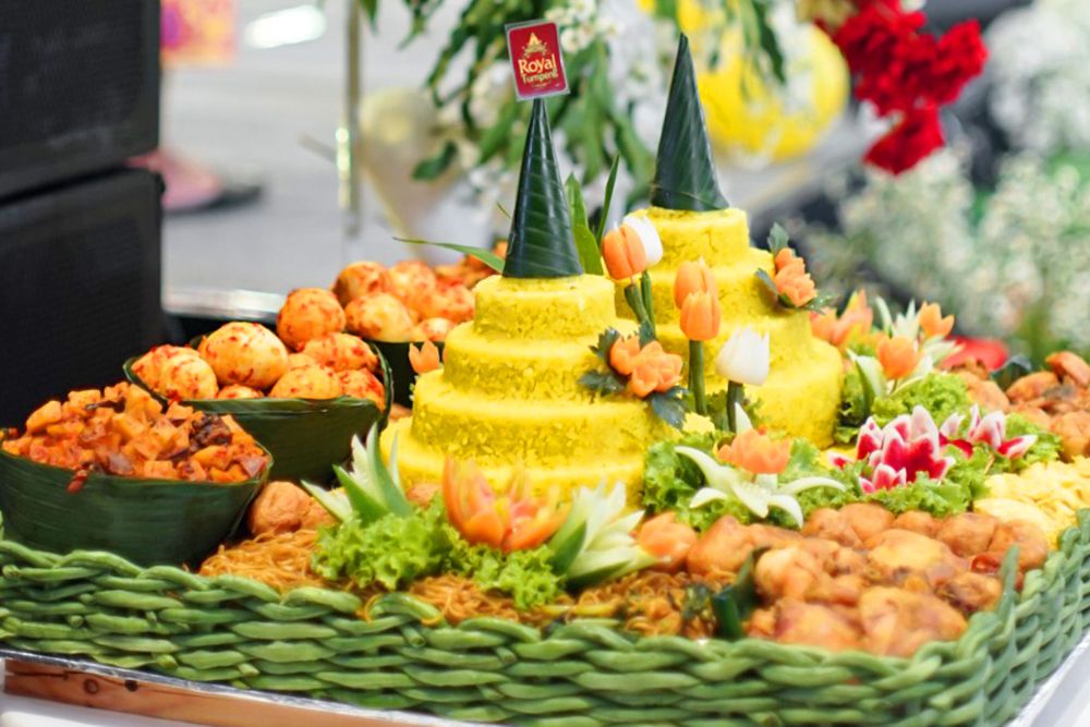 Nasi tumpeng ala Royal Tumpeng.