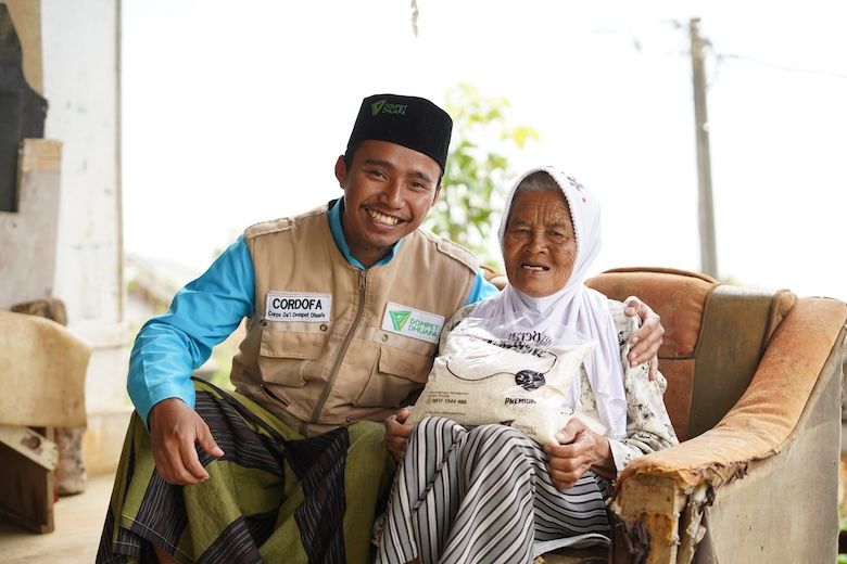 Ilustrasi pemberian zakat fitrah 