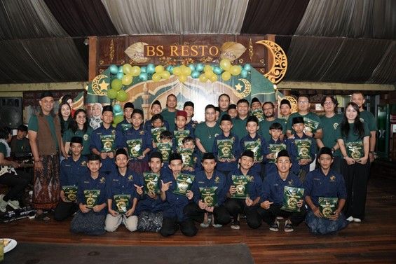 Manajemen Hamzah Batik berfoto bersama anak-anak Panti Asuhan Da’arus Sundus Magelang dalam kegiatan buka puasa bersama yang menjadi bagian dari rangkaian peringatan HUT ke-47 Hamzah Batik di Yogyakarta. 