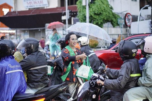 Ikon Hamzah Batik, Miss Raminten, membagikan takjil kepada pengendara di salah satu titik pusat Kota Yogyakarta dalam kegiatan bukber on the street yang menjadi bagian dari rangkaian peringatan HUT ke-47 Hamzah Batik. 