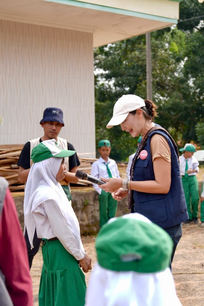 Havaianas &amp; Luna Maya donasikan Rp171 juta untuk renovasi Madrasah Nurul Faizin di Pamekasan.
