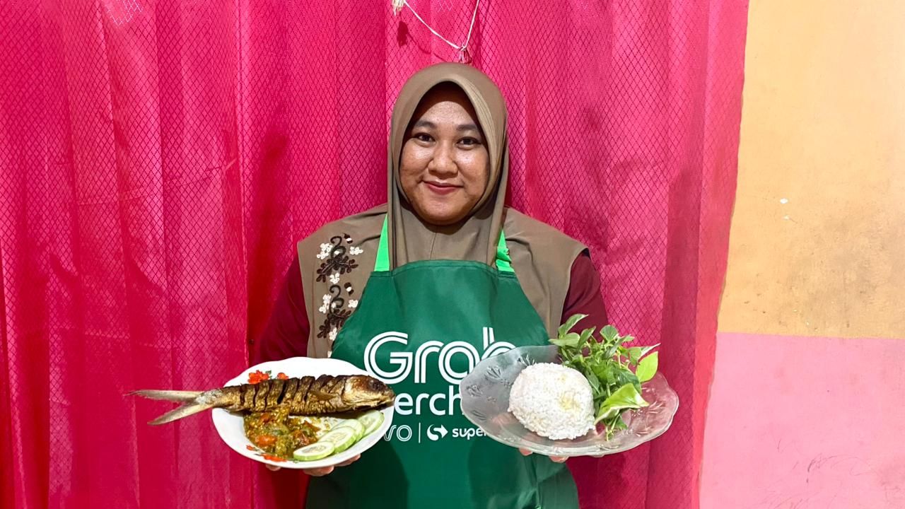 Fitri Farhatani, Mitra UMKM pemilik usaha Pecel Ayam Sambal Rampai Harjatani di Serang, Banten, memanfaatkan GrabModal by OVO Finansial untuk mendukung pengembangan usaha dan membangun kembali kehidupannya. 