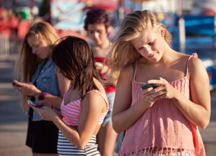 Ketika kita sebagai orang tua mengetahui anak tengah melakukan sexting, bagaimana sikap kita semestinya? Jangan panik, berikut cara menghadapinya!