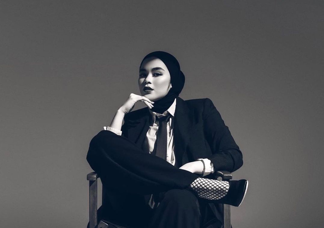 Kerap terlihat tomboy dengan gaya fashion-nya. Simak berikut inspirasi gaya fashion hijab boys look ala Sivia Azizah. 