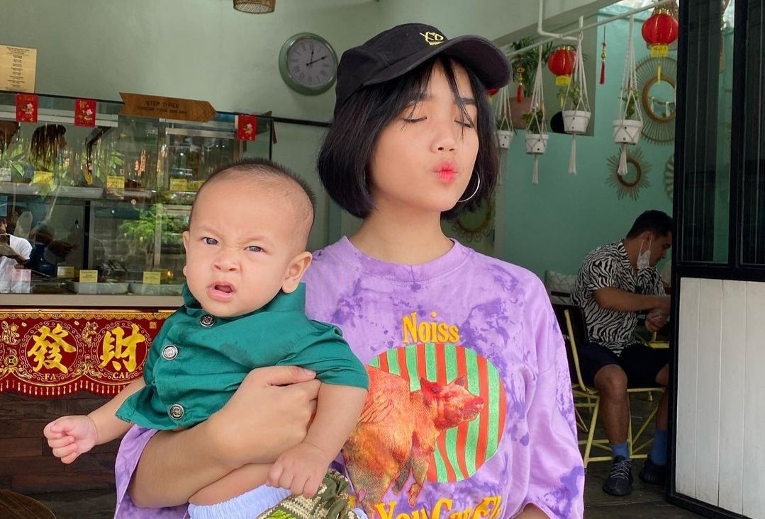 Fuji, adik dari mendiang Bibi Andriansyah mendapatkan hadiah tak terduga berupa satu unit mobil dari seorang perempuan sebab ia telah merawat Gala.