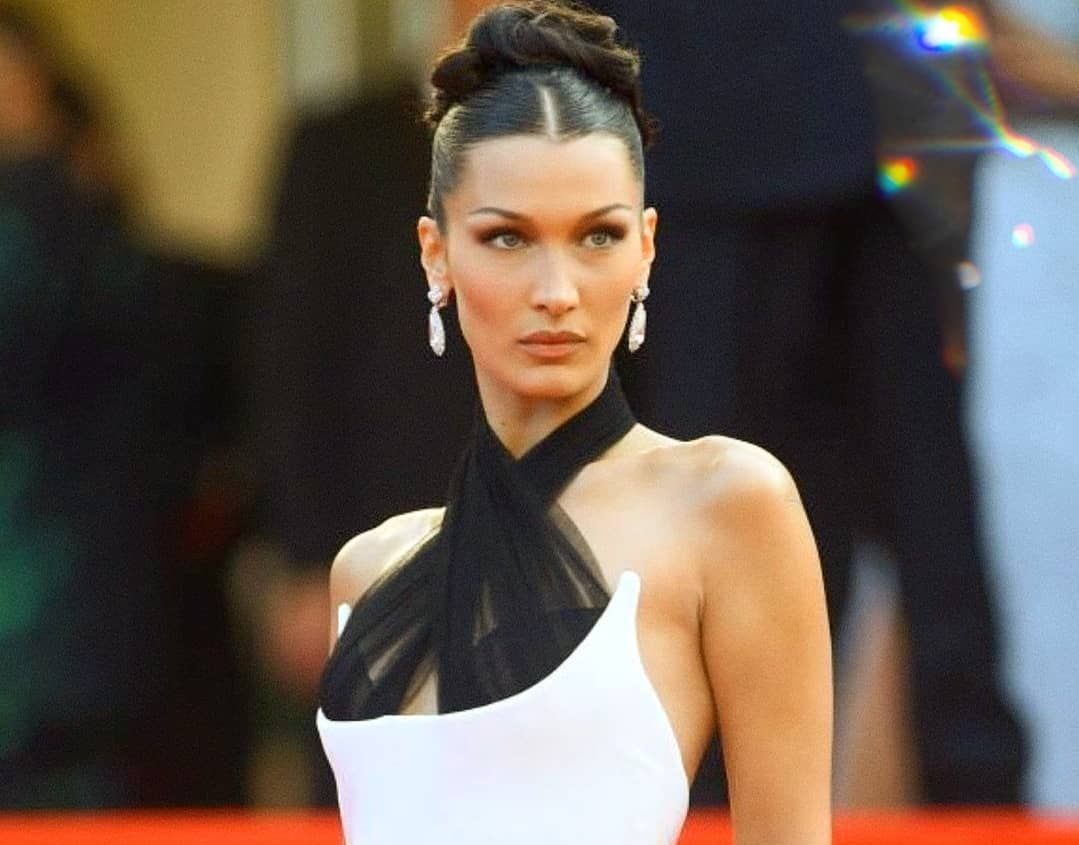 Penampilan Bella Hadid memang selalu menjadi sorotan termasuk saat ia menghadiri Festival Film Cannes 2021. Seperti apa?