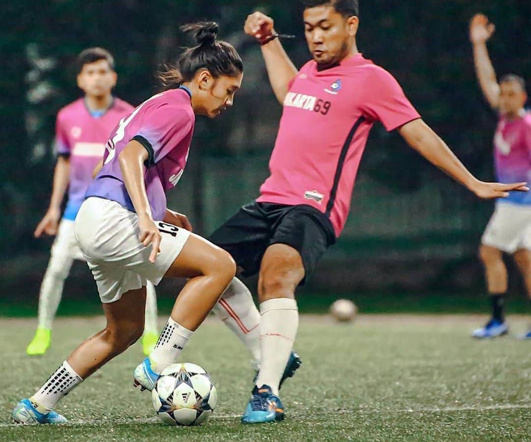 Kerap dianggap remeh, ini cerita Zahra Muzdalifah soal stigma yang kerap ia dapatkan saat bermain sepak bola.