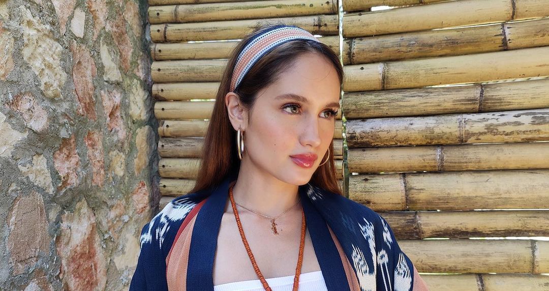 Selain mengabarkan banyaknya korban kekerasan pada perempuan yang tidak melapor, Cinta Laura Kiehl juga mengajak kita untuk turut ambil peran.