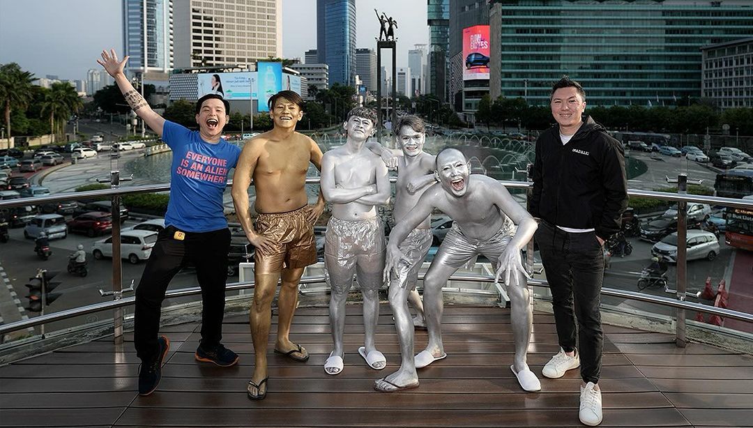 Video pemain Agak Laen jadi manusia silver viral di TikTok, ini dampak bahaya mengecat tubuh, simak selengkapnya.