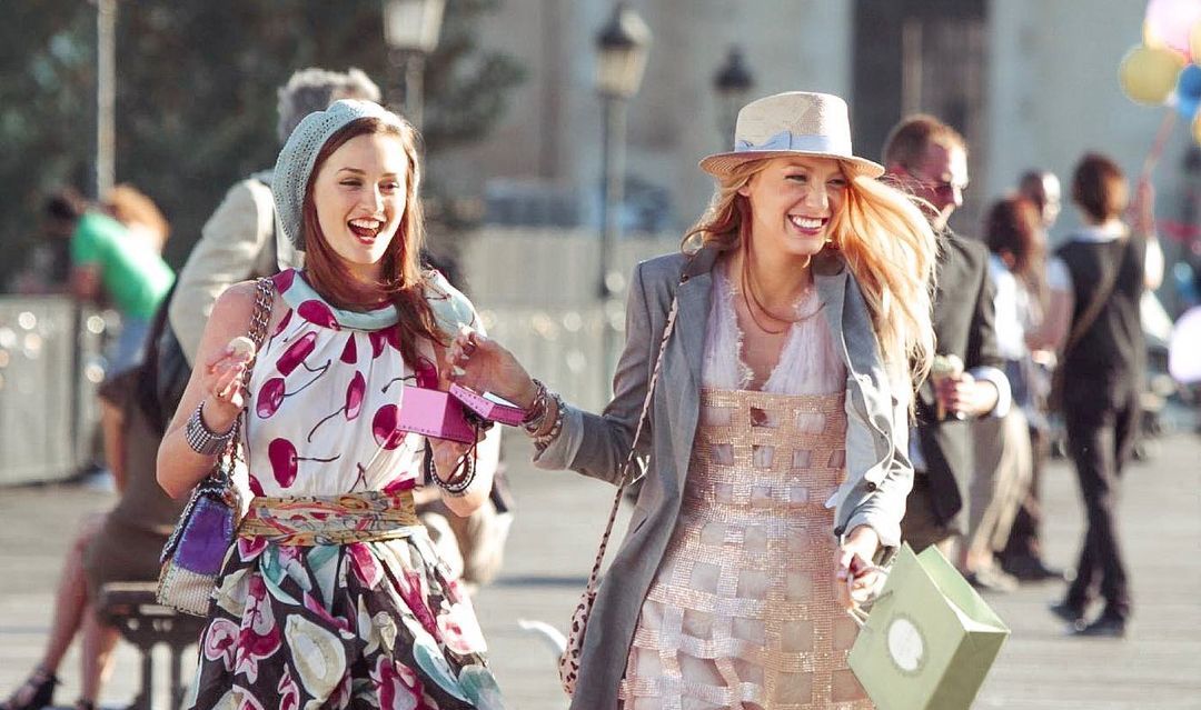 Tampil dengan fashion feminim yang menarik untuk diikuti. Simak  gaya busana Blair Waldorf dalam Gossip Girl Reboot