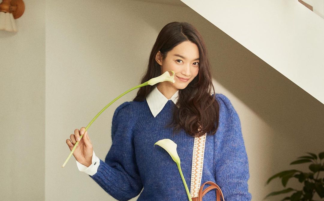 Dalam drama Hometown Cha-cha-cha Shin Min Ah memainkan karakter perempuan mandiri dengan gaya busananya yang anggun. Simak harga outfit Shin Min Ah. 