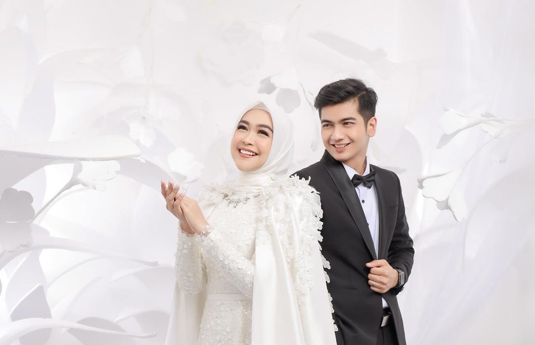 Pasangan Ria Ricis dan Teuku Ryan terlihat melakukan sejumlah sesi foto prewedding yang bisa menjadi inspirasi perempuan menikah. 