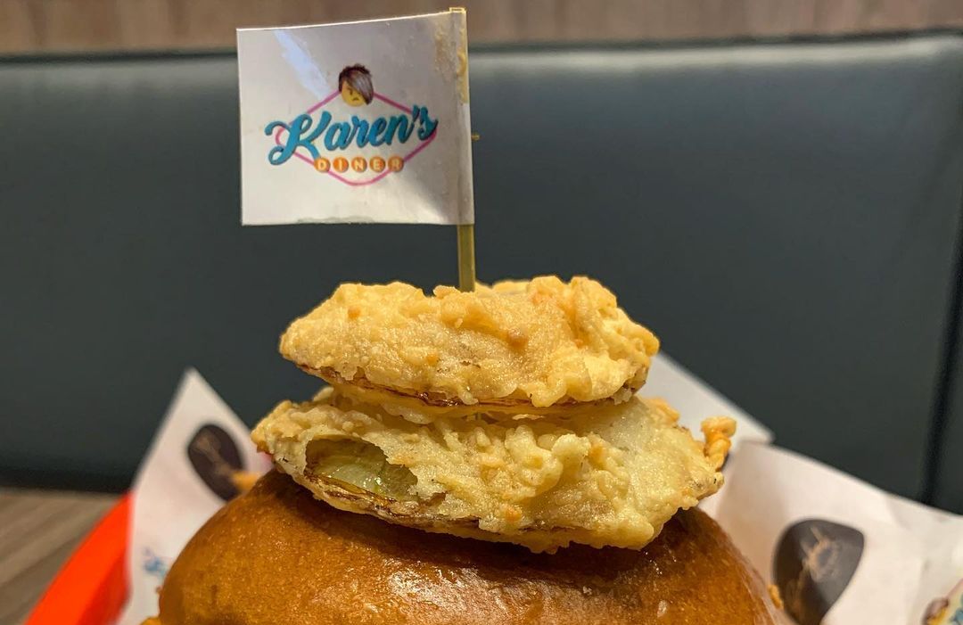 Intip menu makanan restoran Karen's Diner yang sedang viral di media sosial, ada berbagai jenis burger.