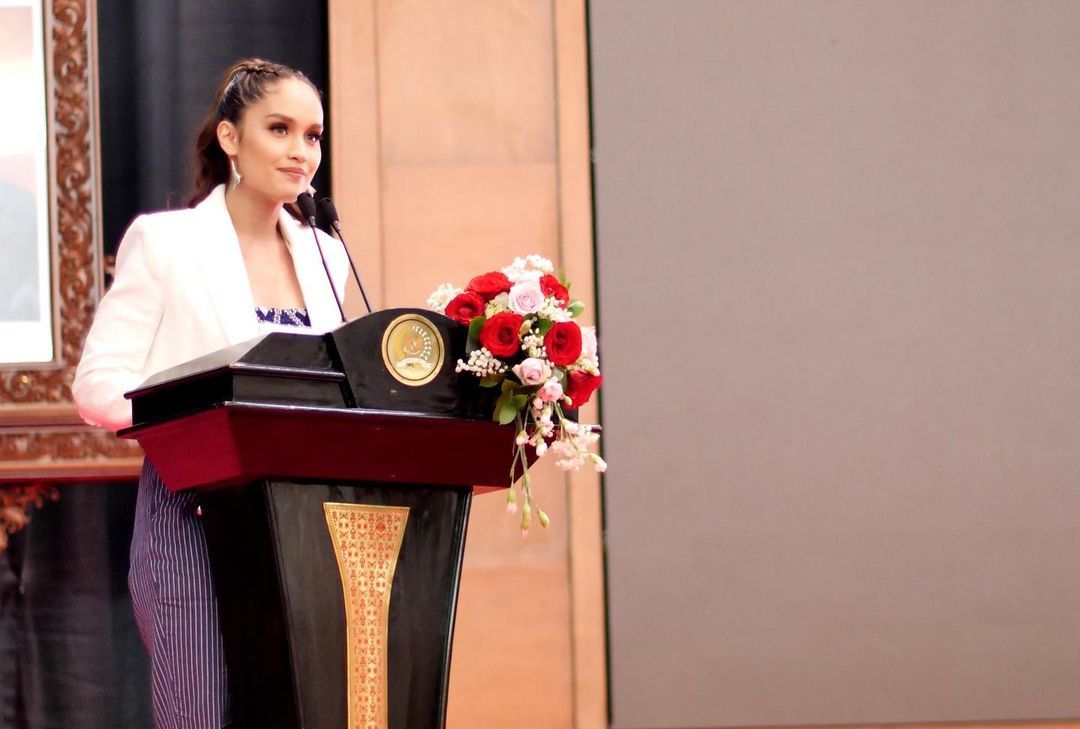Cinta Laura pidato di Gedung MPR RI dalam rangka hari Pancasila setelah dipilih sebagai perwakilan perempuan generasi muda.