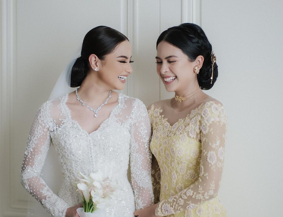 Adik Maudy Ayunda, Amanda Khairunnisa baru saja menggelar acara pernikahannya dengan Tavan Dutton. Simak detail penampilan Maudy dalam acara tersebut!