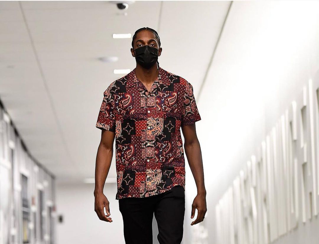 Pebasket asal Amerika Serikat, Justin Holiday, pesan batik eksklusif dari Blitar. Ini penampilan batiknya.