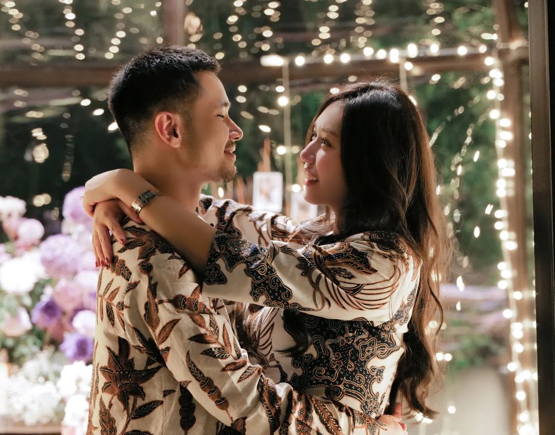 Jess No Limit melamar Sisca Kohl dengan cincin berharga fantastis. Simak detail cincin lamaran tersebut selengkapnya!