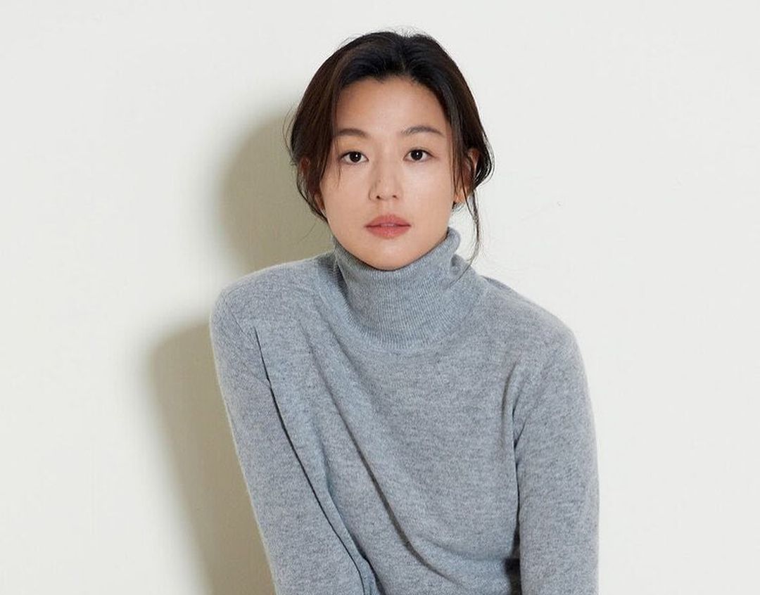Gaya fashion minimalis kerap menjadi pilihan bagi aktris Jun Ji Hyun. Simak inspirasi gaya fashion ala Jun Ji Hyun berikut ini!
