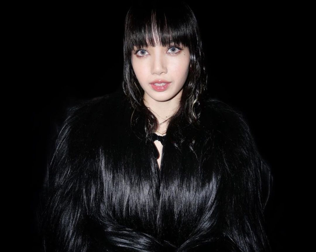 Berikut ini gaya fashion Lisa BLACKPINK di Celine Men's Winter 2023 yang viral di Twitter, serba hitam dan menawan!