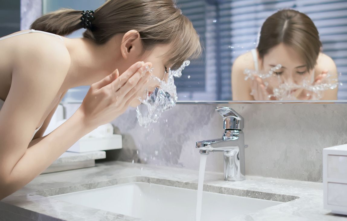 Tidur jadi godaan terbesar setelah melakukan rutinitas padat seharian. Namun, ketahui masalah kulit yang terjadi saat malah cuci muka. 