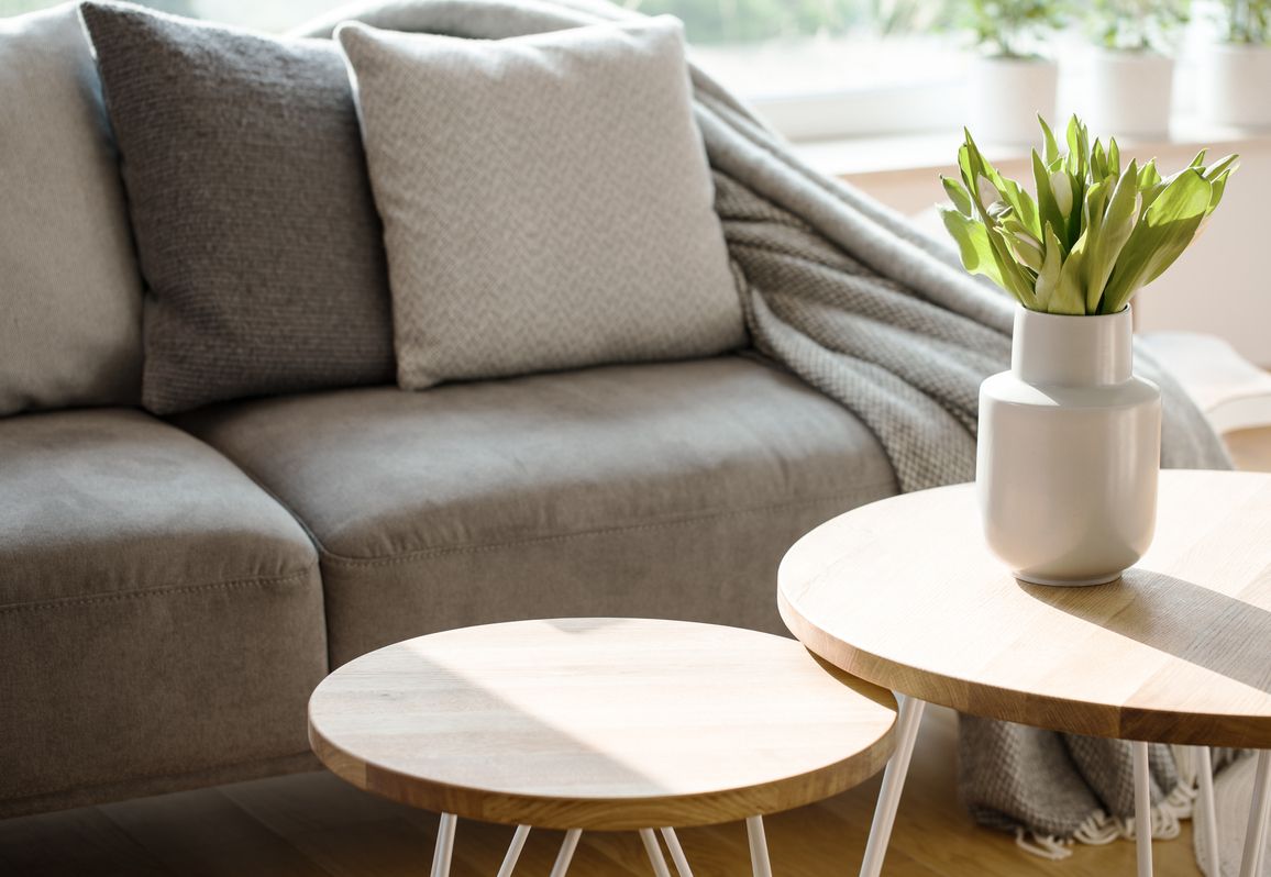Kawan Puan tak perlu bingung, begini cara hilangkan noda tumpahan makanan atau minuman pada bantal sofa.