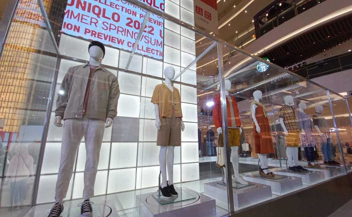 UNIQLO Indonesia merilis koleksi LifeWear 2022 Spring/Summer dengan membuat empat instalasi pakaian terbesar. Intip koleksinya.