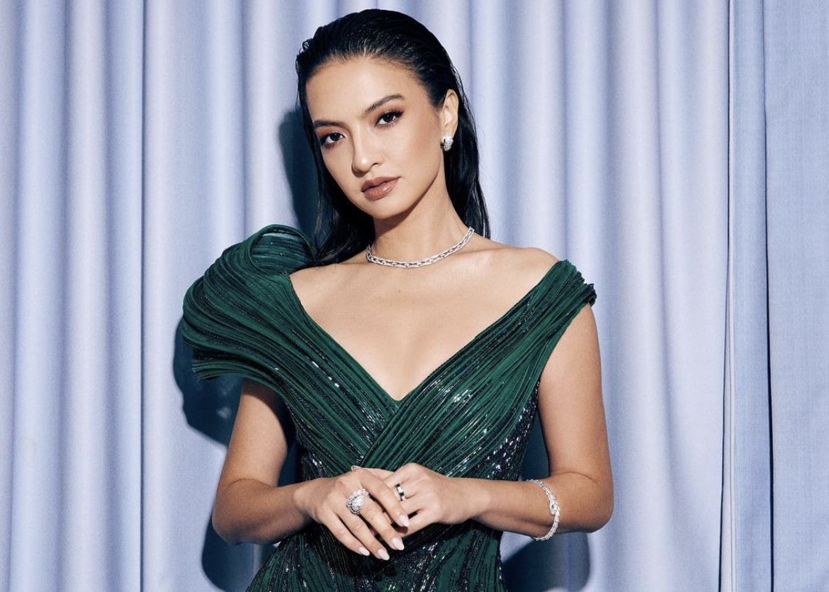 Raline Shah dipercaya untuk menarasikan film dokumenter Kisah Manusia Merangkai Punah yang aslinya dalam bahasa Inggris. Ini tantangan yang ia temui.