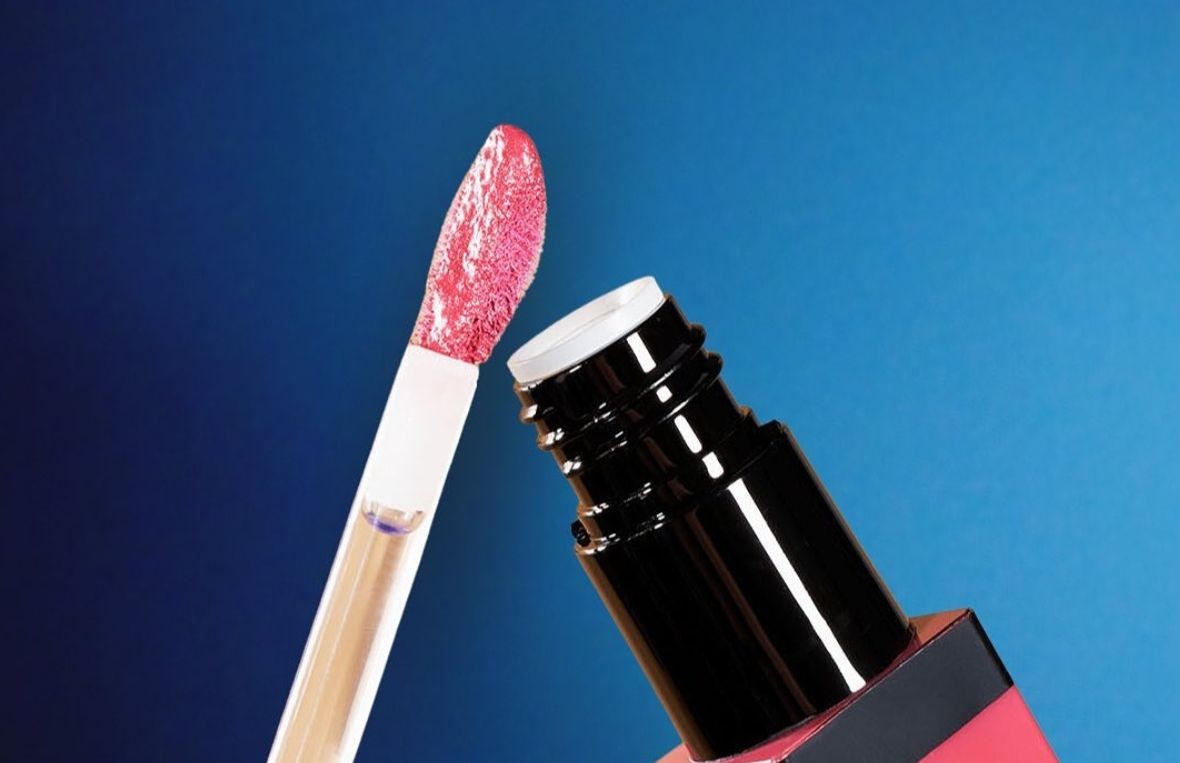 PARAPUAN berkesempatan mencoba Revlon Colorstay Satin Ink, lipstik glossy finish yang transferproof. Benarkah tahan lama?