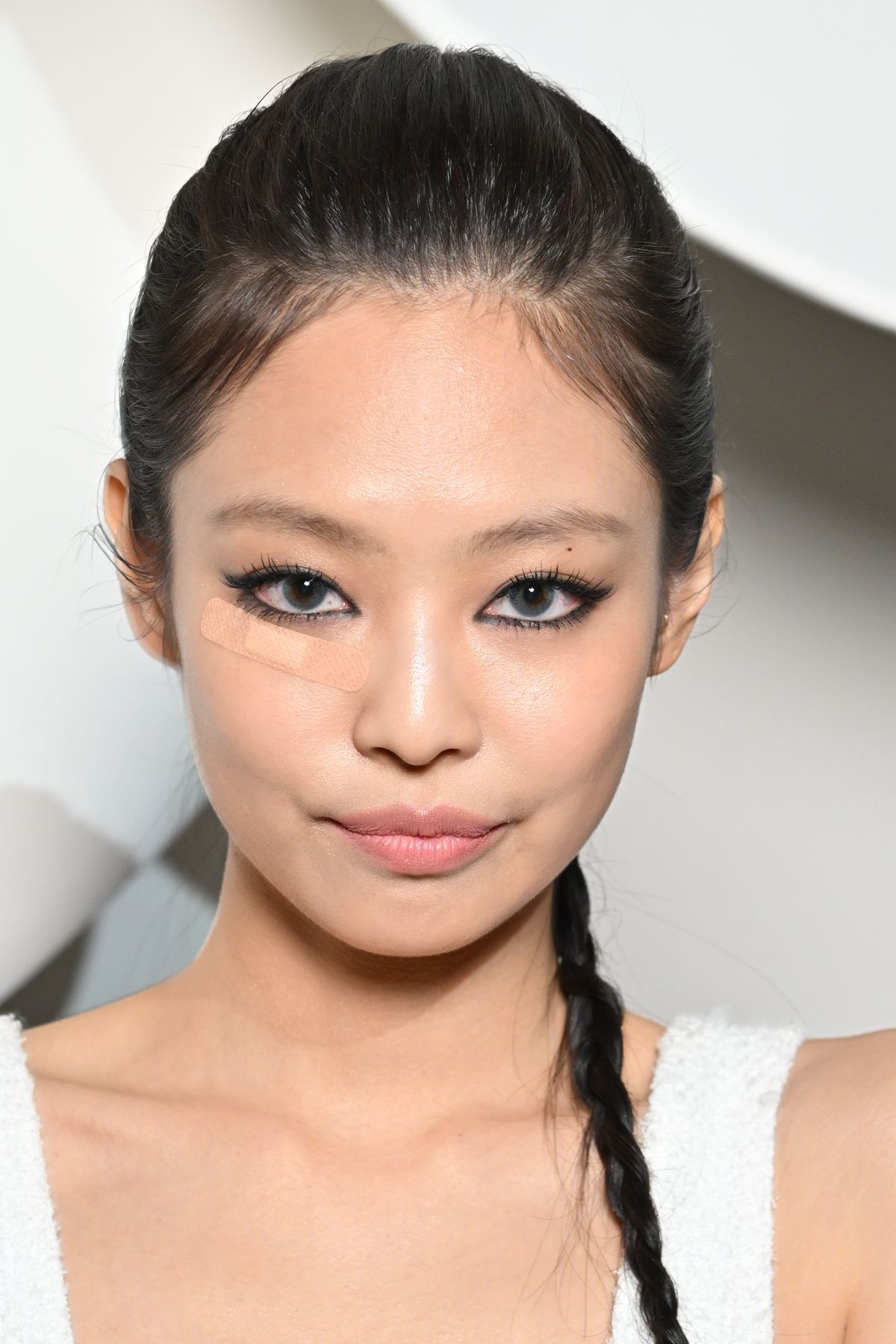 Mulai dari Jennie BLACKPINK pakai plester di wajah hingga dress code tepat saat fine dining. Ini berita terpopuler fashion dan beauty.