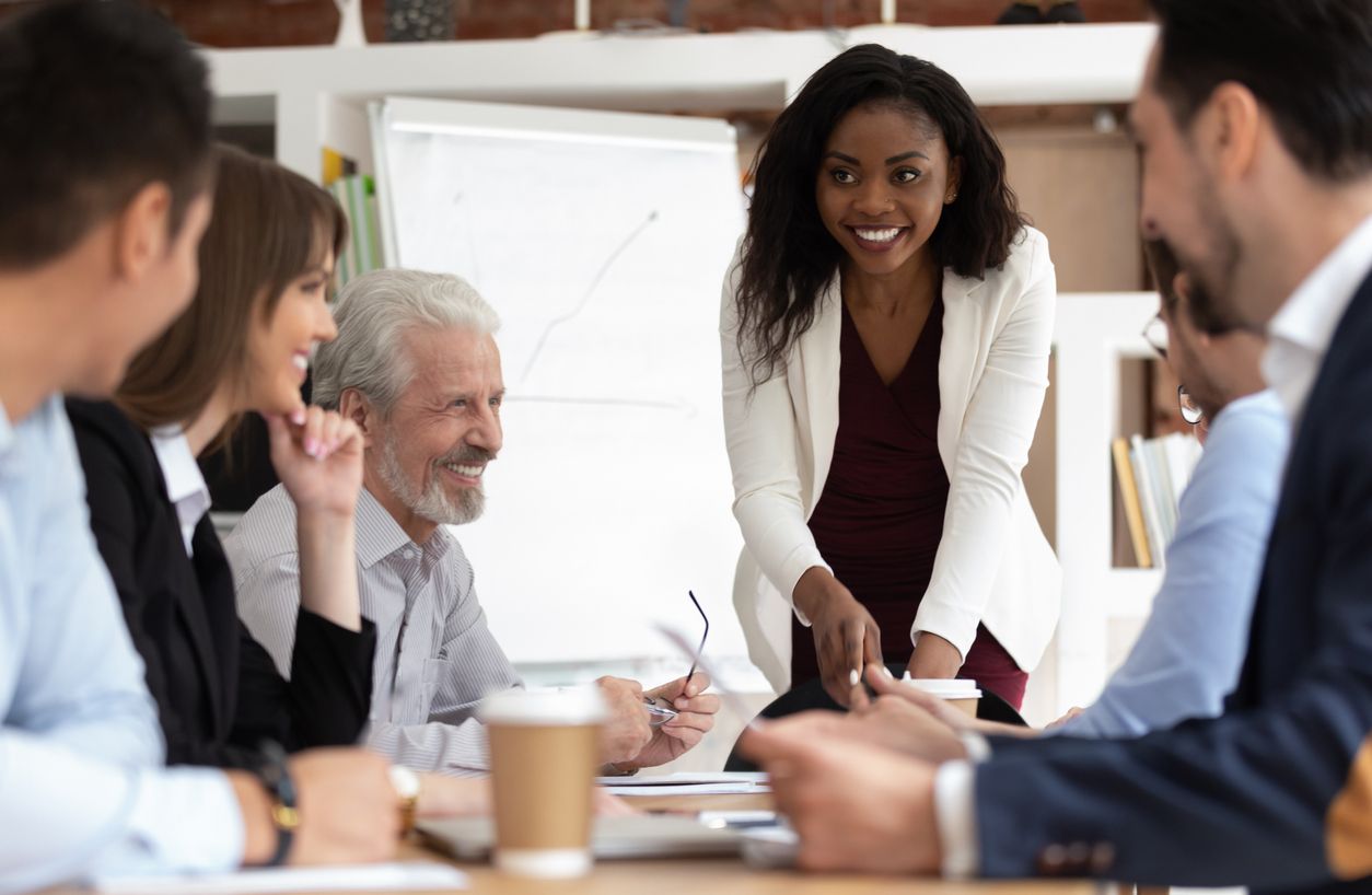 Sudah tak lagi masanya ada senioritas dan diskriminasi di kantor. Ternyata hal tersebut bisa dicegah dengan reverse mentoring. Apa itu?