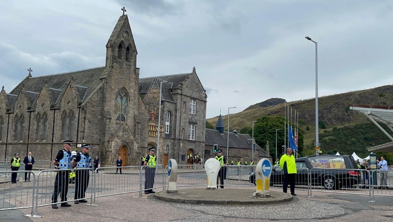 Jenazah Ratu Elizabeth II kini disemayamkan di The Royal Palace of Holyroodhouse, Edinburgh, Skotlandia.