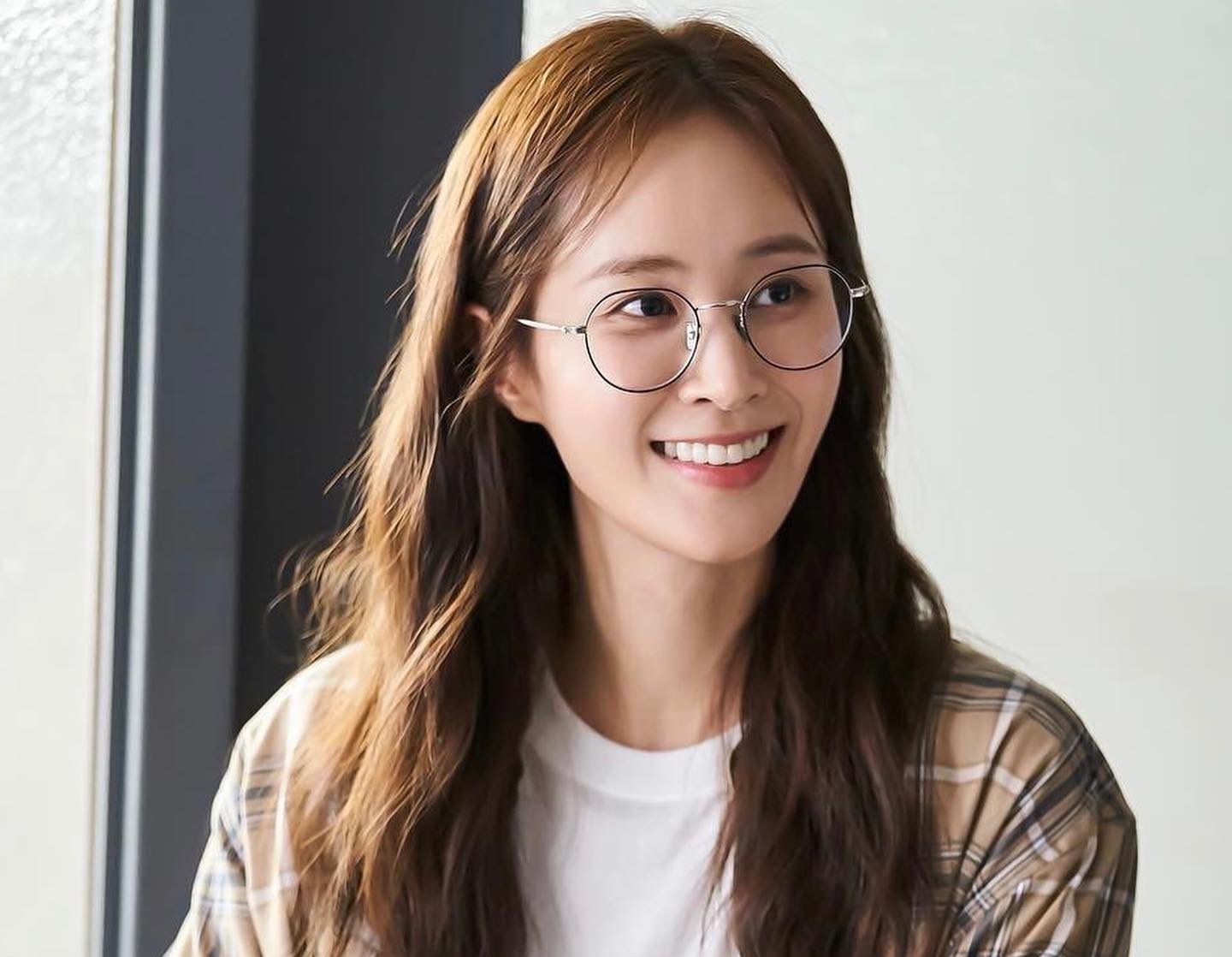 Karakter Perempuan Yuri SNSD di drakor Good Job, seorang pekerja serabutan yang punya kekuatan misterius.