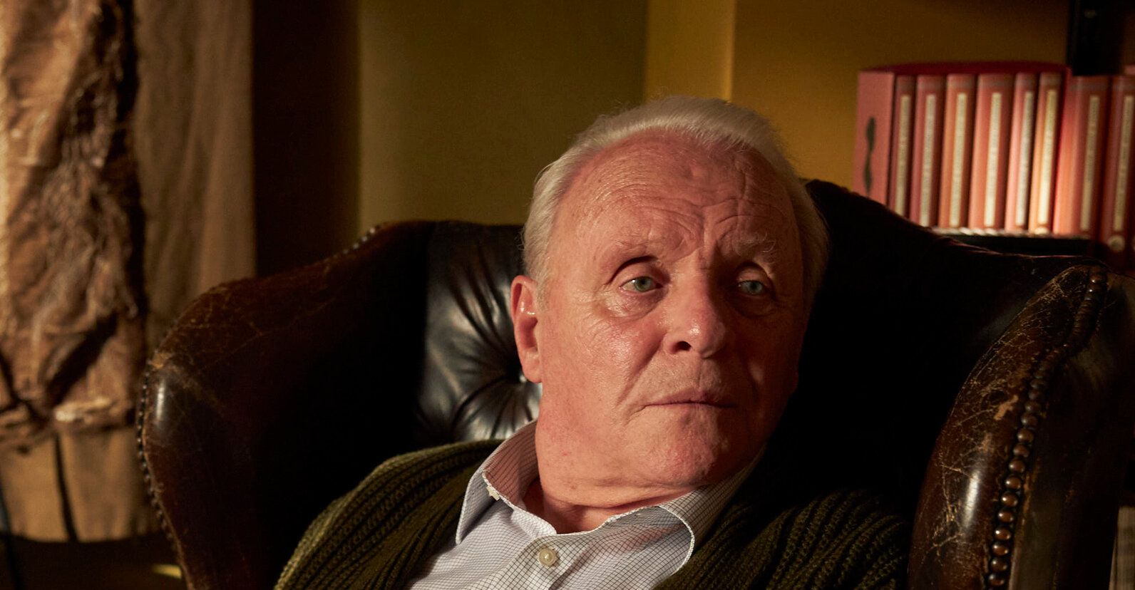 Aktor senior Inggris yang sudah berusia 83 tahun, Anthony Hopkins, berhasil memenangkan Oscar 2021 untuk Best Actor in a Leading Role