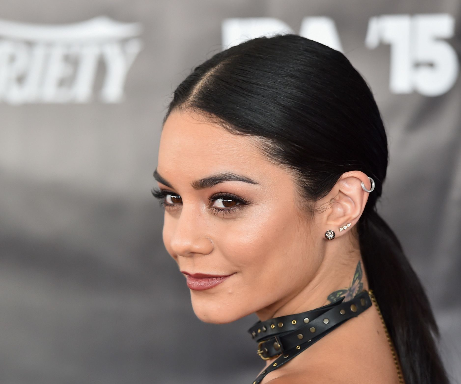 Vanessa Hudgens memamerkan pinggang ketika mengenakan gaun hitam memikat yang berpotongan terbuka di bagian pinggang kanan dan kiri.